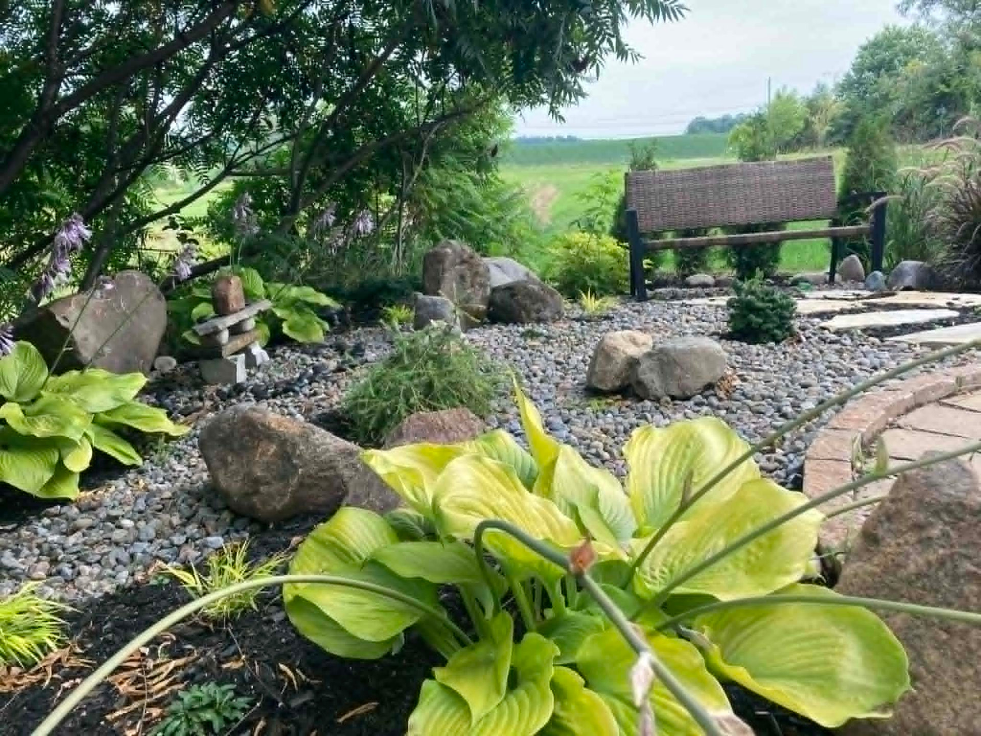 Aire d'assise dans un jardin de galets