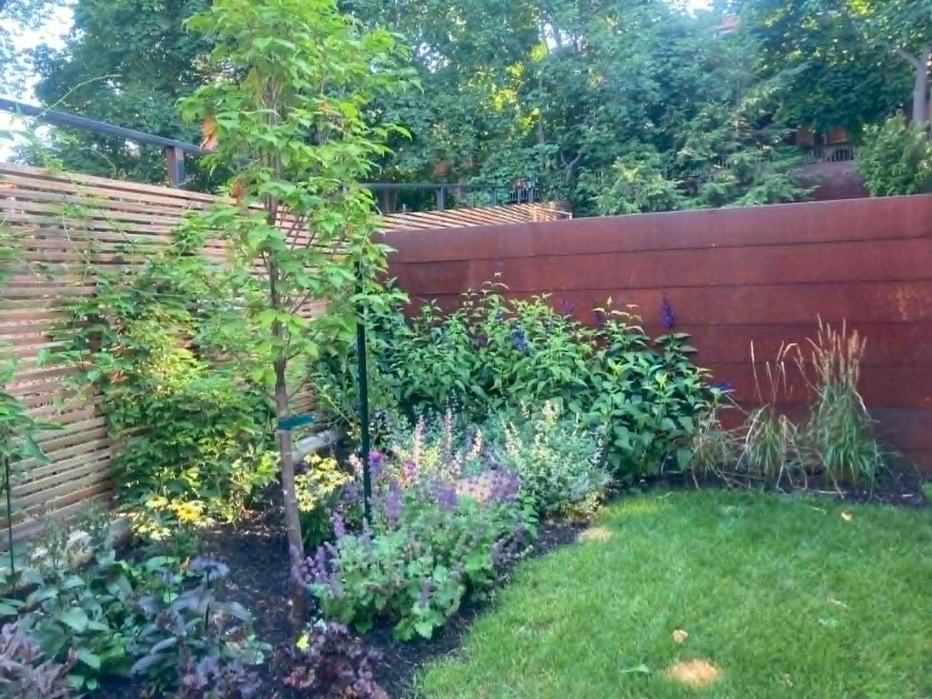 Massif contemporain et mur d'acier corten